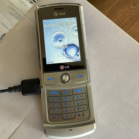 LG SHINE PHONE AND CHARGER - Picture 2 of 2